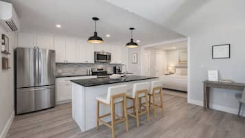 Réfrigérateur, micro-ondes, four, plaque de cuisson