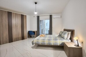 3 slaapkamers, een strijkplank/strijkijzer, wifi