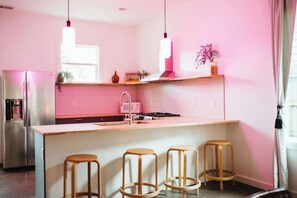 Réfrigérateur, four à micro-ondes, un four, surface de cuisson