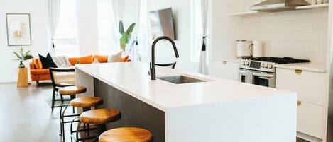 Kjøleskap, mikrobølgeovn, ovn og kokeplater