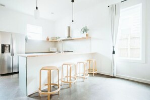 Kjøleskap, mikrobølgeovn, ovn og kokeplater