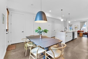 Dining - Urban Oasis *Hot Tub & Pool* Walk to Restaurants (Nashville)