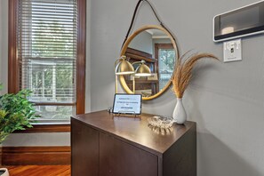Interior - Second Street's Queen Ann (Lexington)