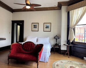 واي فاي مجانًا وملاءات أسرّة