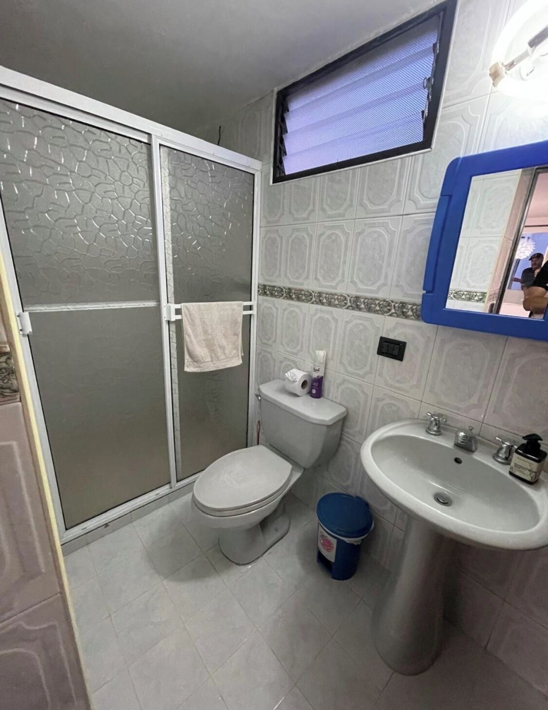 シャワー、タオル、石鹸、トイレットペーパー