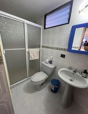 Shower, towels, soap, toilet paper - Apartment with large patio (Medellín)