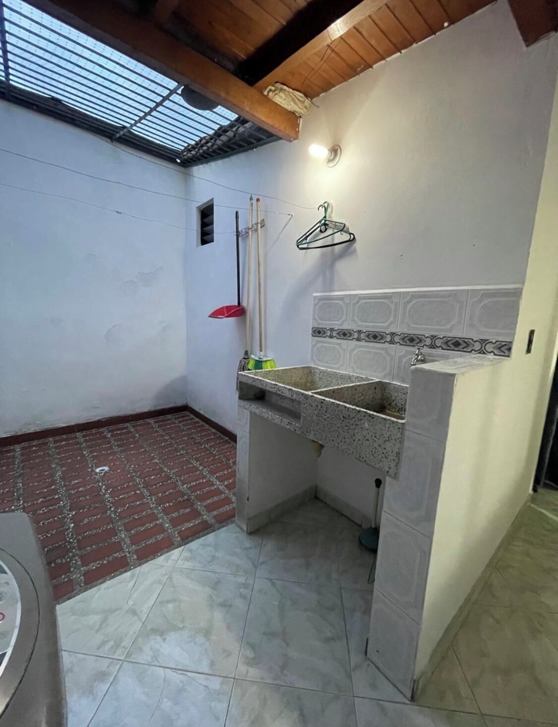 Regadera, toallas, jabón, papel de baño 