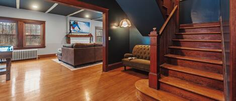 Smart TV, caminetto, libri