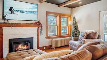 Älytelevisio, takka, kirjoja