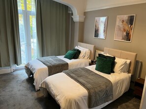 7 quartos, ferros/tábuas de passar roupa, Wi-Fi, roupa de cama