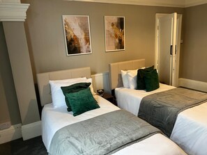 7 chambres, fer et planche à repasser, Wi-Fi, literie fournie