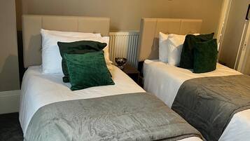 7 habitaciones, tabla de planchar con plancha, wifi y ropa de cama