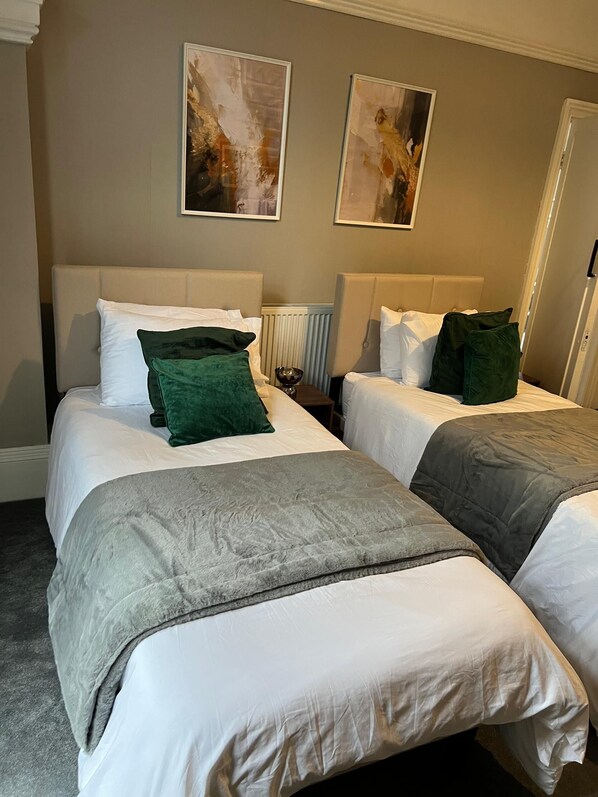 7 habitaciones, tabla de planchar con plancha, wifi y ropa de cama 