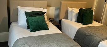 Elegant Victorian Home w/7 Bedrooms | Perfect for Work Crews & Family Gatherings