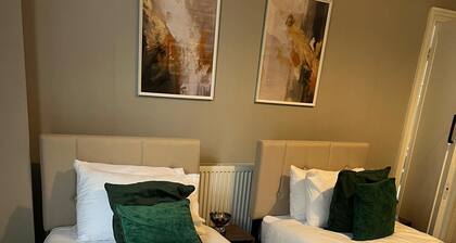 Elegant Victorian Home w/7 Bedrooms | Perfect for Work Crews & Family Gatherings