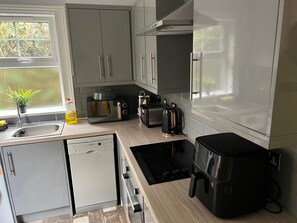 Microondas, horno, placa de cocina, lavavajillas