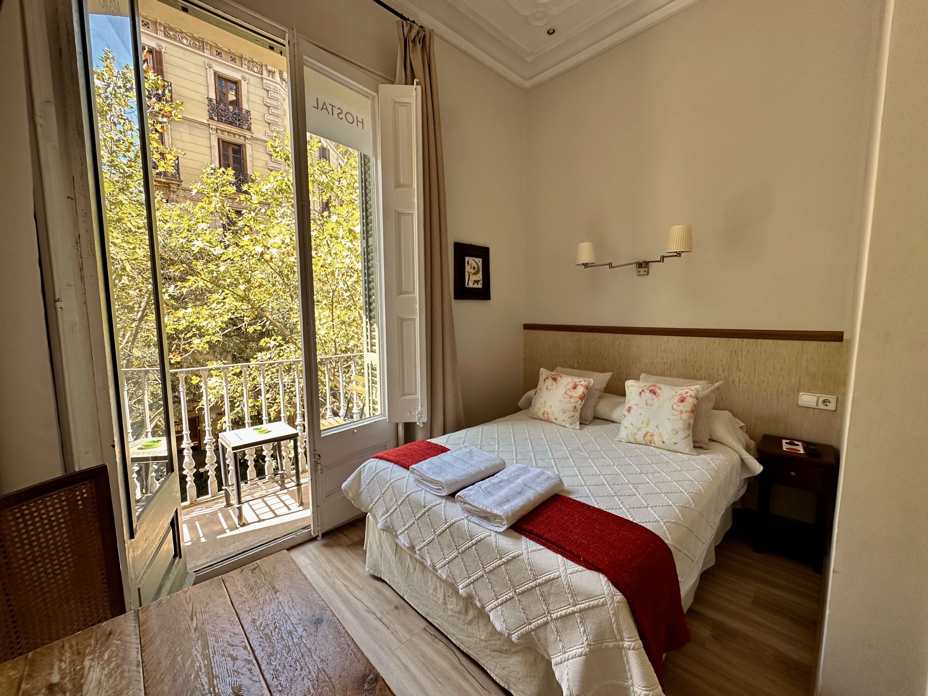 Tweepersoonskamer, balkon, uitzicht op de stad | Een kluis op de kamer, gratis wifi