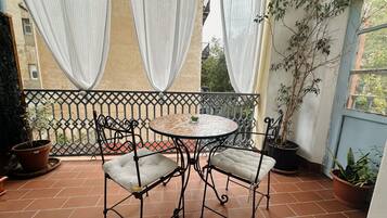 Deluxe Double Room, Patio, City View | Living area