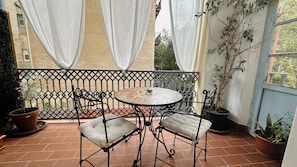 Deluxe-Doppelzimmer, Terrasse, Stadtblick | Wohnbereich