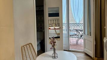 Deluxe Double Room, Patio, City View | Living area