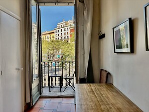 标准双床房, 阳台, 城市景观 | 客房内保险箱、免费 WiFi