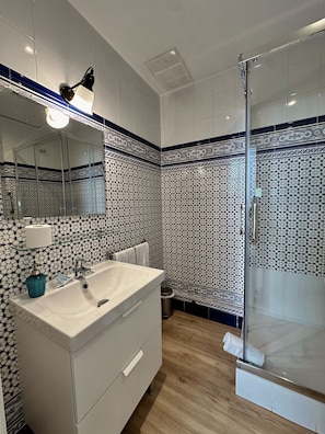 Habitación doble Deluxe, patio, vista a la ciudad | Baño