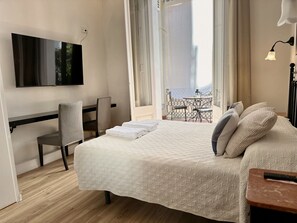 Deluxe tweepersoonskamer, patio, uitzicht op stad | Een kluis op de kamer, gratis wifi