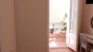 Single Room, Patio | In-room safe, free WiFi