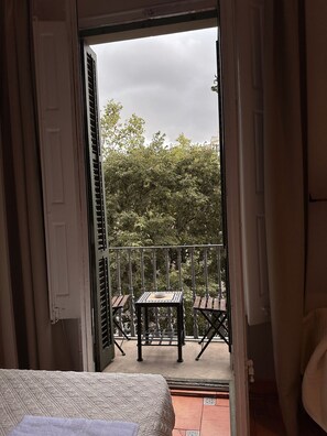 Familieværelse til 3 personer - balkon - byudsigt | Terrasse/gårdhave