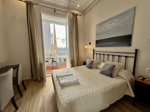 Kahden hengen deluxe-huone, patio, kaupunkinäköala | Tallelokero huoneessa, äänieristys, ilmainen Wi-Fi