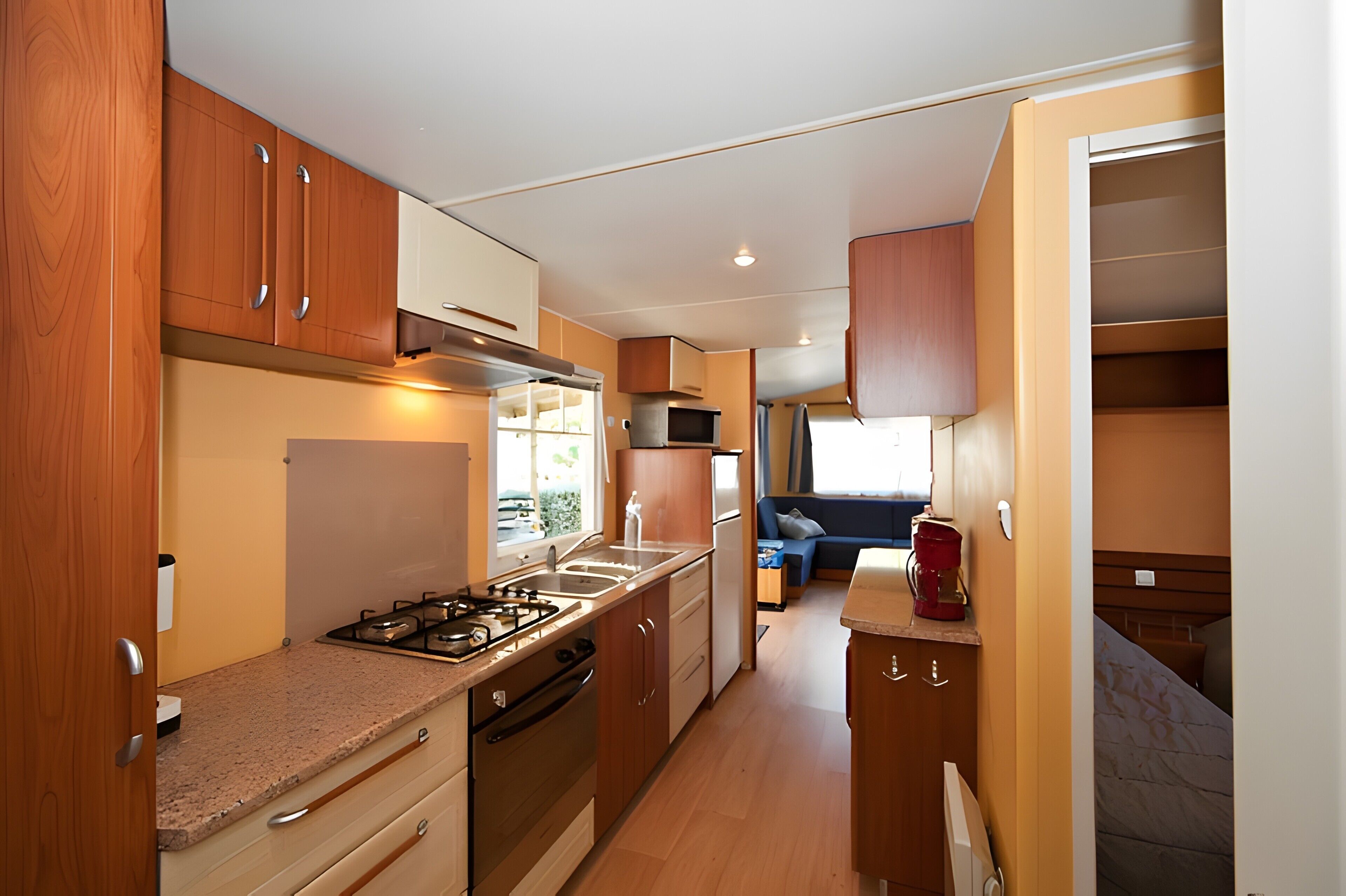 Frigorífic, microones, forn i placa de cuina 