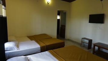 Neljän hengen standard-huone, parveke | Tallelokero huoneessa, kannettavalle tietokoneelle sopiva työtila