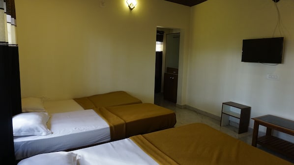 Neljän hengen standard-huone, parveke | Tallelokero huoneessa, kannettavalle tietokoneelle sopiva työtila