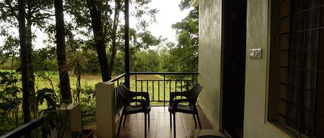 Standard trippelrum - balkong - utsikt mot bergen | Balkong