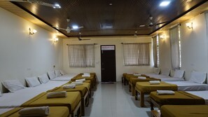 خزنة داخل الغرفة ومساحة عمل للكمبيوتر المحمول وستائر تعتيم