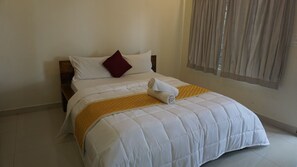 Caja de seguridad en la habitación y espacio para trabajar con laptop