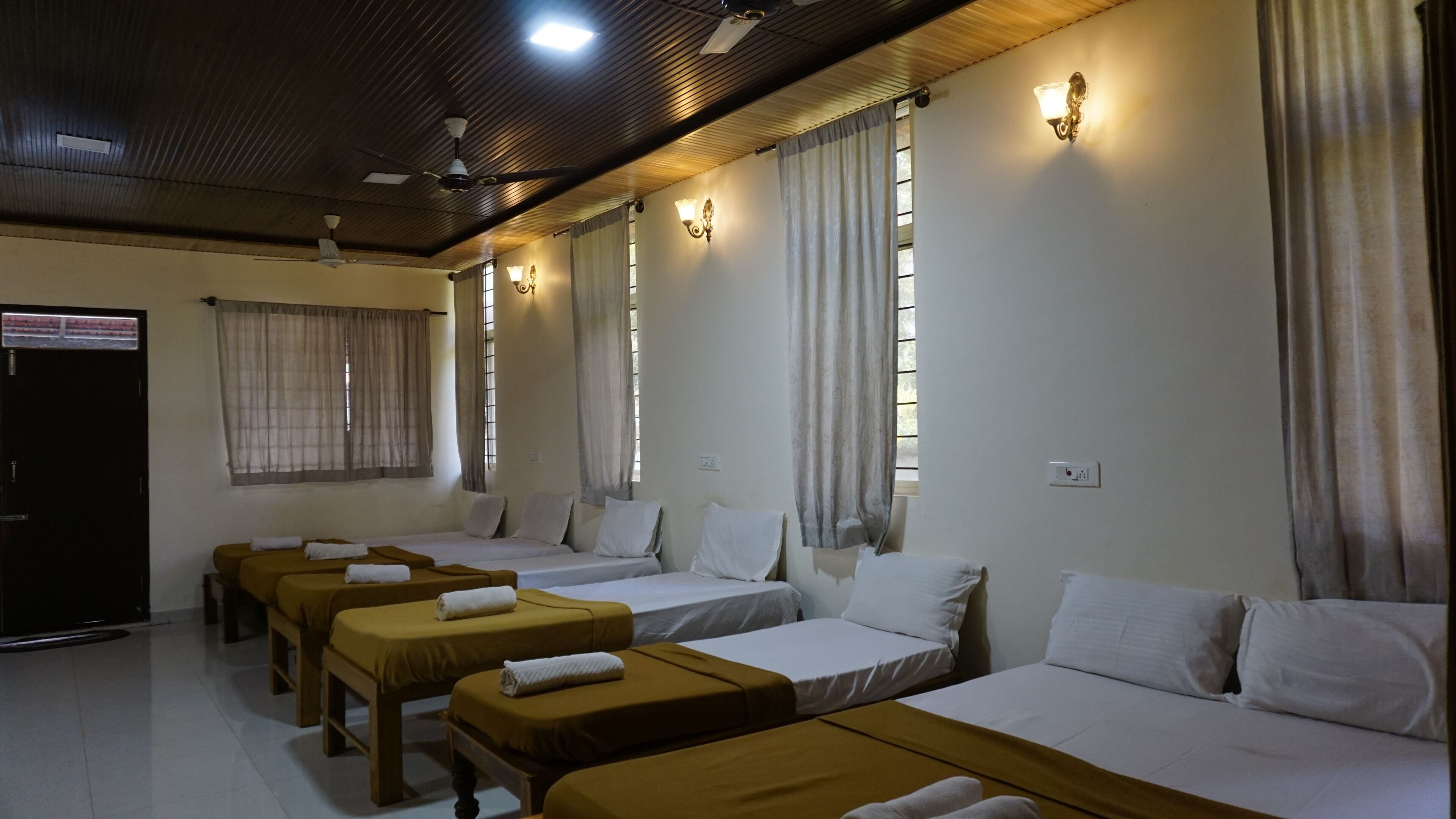 Studio Standar, balkon, pemandangan gunung | Brankas, ruang kerja ramah laptop, tirai kedap cahaya, dan kedap suara