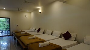 خزنة داخل الغرفة ومساحة عمل للكمبيوتر المحمول وستائر تعتيم