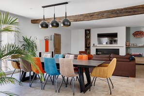 Dining - Family Guest Room Near Futuroscope – Breakfast Included, Shared Pool (Neuville-de-Poitou)