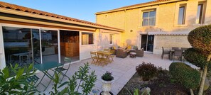 Outdoor dining - Family Guest Room Near Futuroscope – Breakfast Included, Shared Pool (Neuville-de-Poitou)