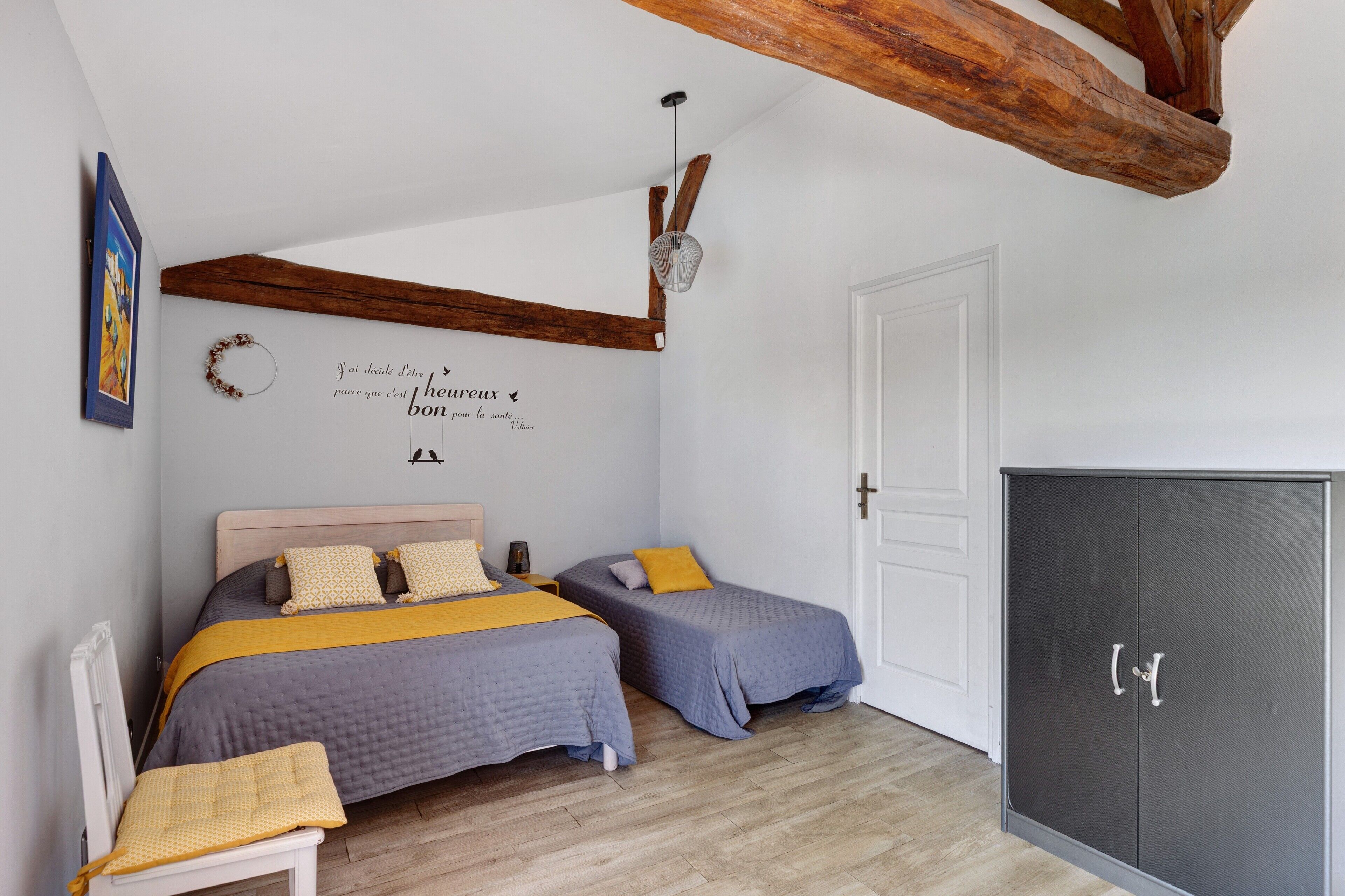 2 bedrooms, WiFi, bed sheets - Family Guest Room Near Futuroscope – Breakfast Included, Shared Pool (Neuville-de-Poitou)