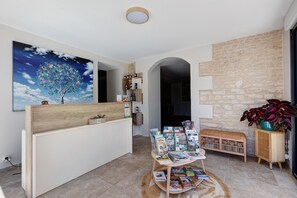 Lobby - Family Guest Room Near Futuroscope – Breakfast Included, Shared Pool (Neuville-de-Poitou)