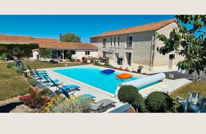 Pool - Family Guest Room Near Futuroscope – Breakfast Included, Shared Pool (Neuville-de-Poitou)