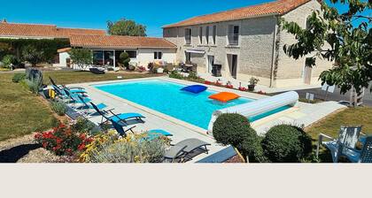 Family Guest Room Near Futuroscope – Breakfast Included, Shared Pool