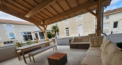 Family Guest Room Near Futuroscope – Breakfast Included, Shared Pool