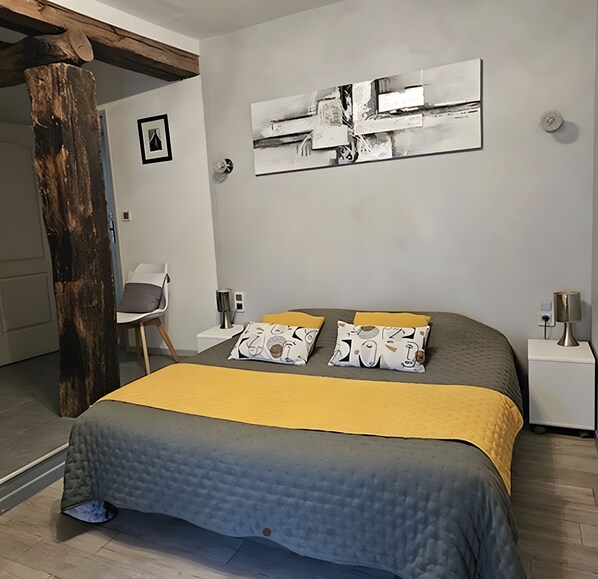 2 bedrooms, WiFi, bed sheets - Family Guest Room Near Futuroscope – Breakfast Included, Shared Pool (Neuville-de-Poitou)