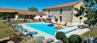 Family Guest Room Near Futuroscope – Breakfast Included, Shared Pool