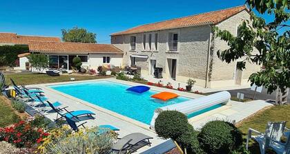 Family Guest Room Near Futuroscope – Breakfast Included, Shared Pool