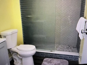 Suihku, hiustenkuivaaja, pyyhkeet, vessapaperi