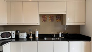 Cafetera y tetera, refrigerador, microondas y horno 